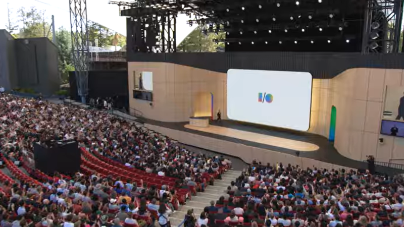 Google I/O 2026 야외 무대와 수많은 관객. 스크린에 I/O 로고.